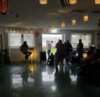 2025 Laternenfest Gitarre Drinnen Klein